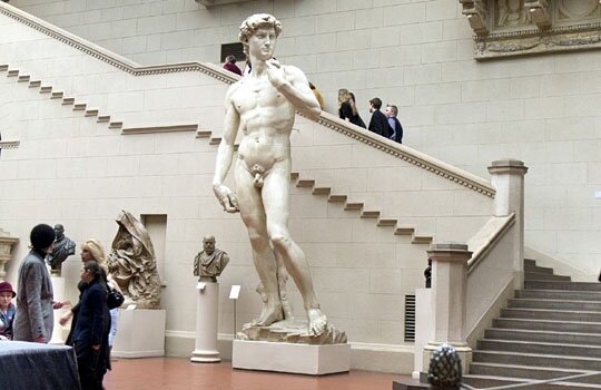 В наготе Давида нет эротики. Есть сила, есть напряжение перед схваткой, есть красота, но не эротика