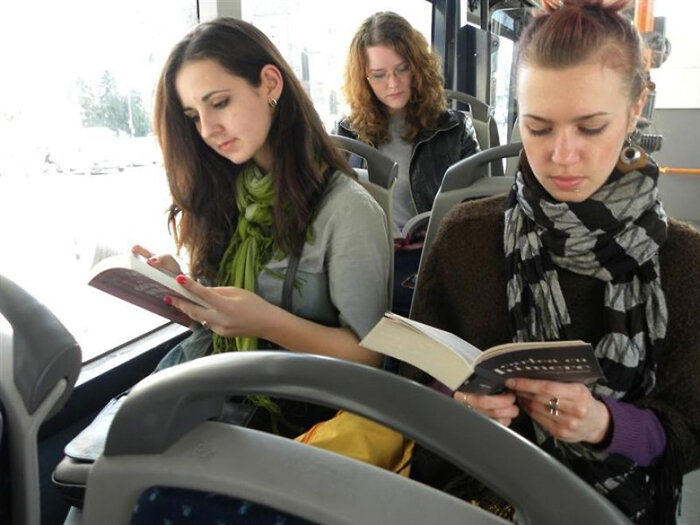

Чтение в транспорте приносит свои выгоды.
Настоящие книгочеи наверняка не раз ехали в общественном транспорте, уткнувшись в книгу. Иногда даже стоя, нависнув над сидящими пассажирами и умудряясь одной рукой держать книгу и ею же переворачивать страницы. А теперь представьте, что такой пассажир не только вникает в увлекательный сюжет, но и едет бесплатно, только потому, что у него в руках книга! Более того, за свою любовь к книгам он может получить скидку в кучу магазинов, и даже к дантисту! Невероятно - но правда.