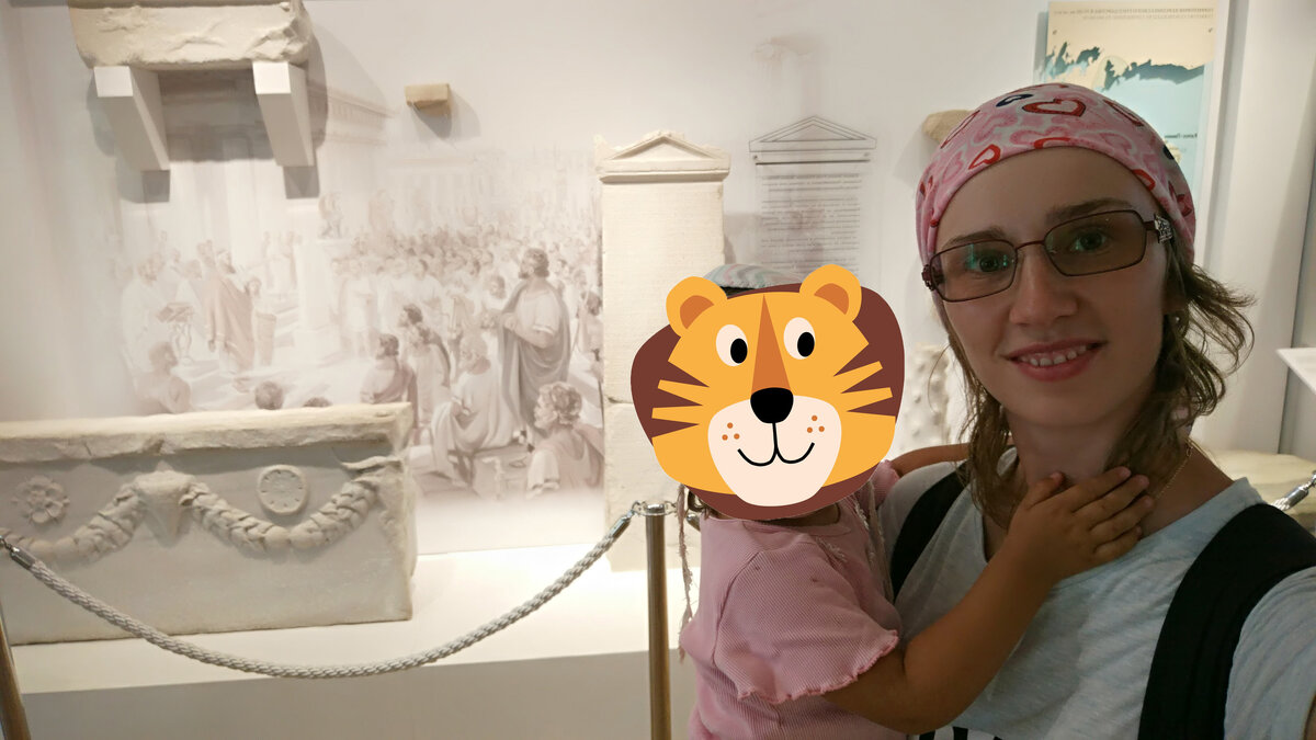 Ходим по музею Древнего мира в Херсонесе))