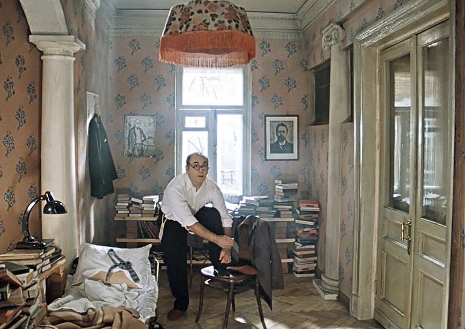 взгляд от входной двери. справа дверь, разделяющая комнаты