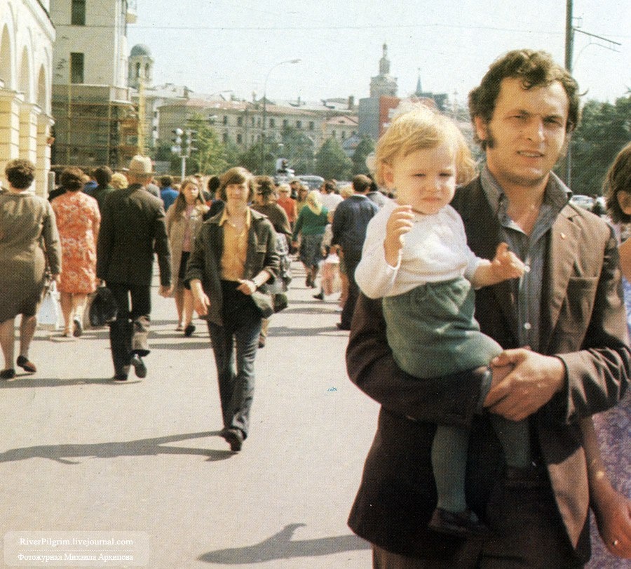 У детей уже не было детства,
У родителей не было счастья.
Забываем друзей по соседству,
У влюбленных не было страсти.

У мужчин уже не было чести,
У женщин и совести не найти.
Бывало же раньше... Вместе,
Эндорфины резвились в груди.

Устаешь наблюдать современные пьесы,
Хоть нравственность силой вдави.
В советском союзе не было секса,
А теперь у нас нет любви.
