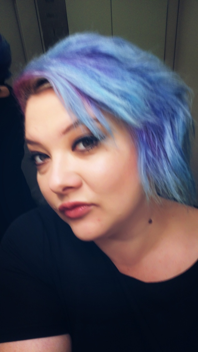 Это я, вся устала и продолжаю эксперименты с волосами. 