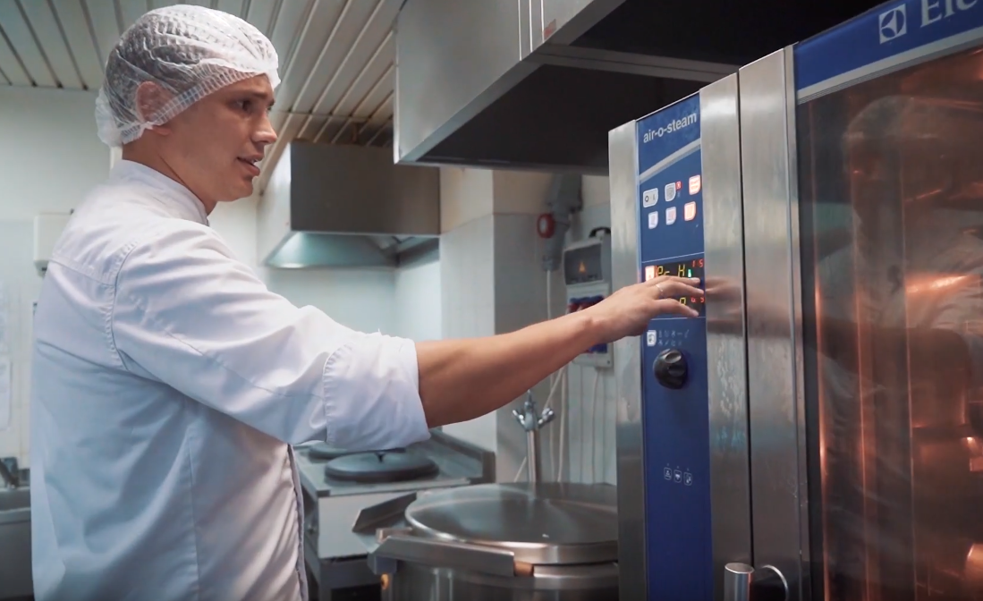 Констаyтин Гущин и его кухня ресторана UNO