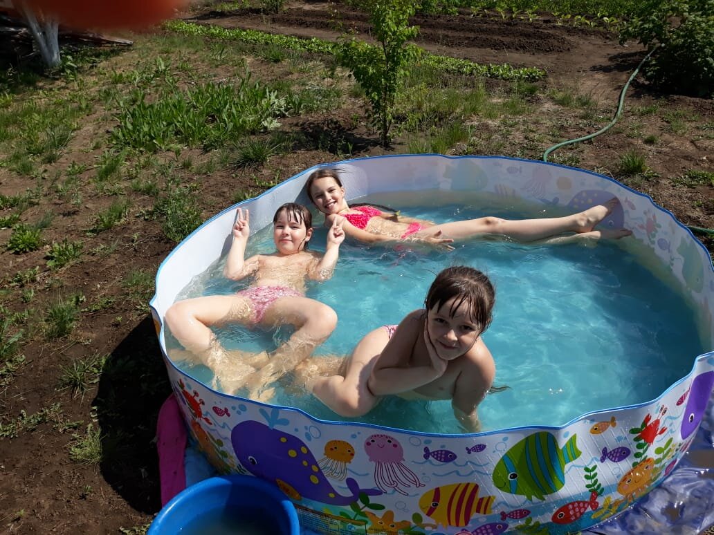 Внучата на даче