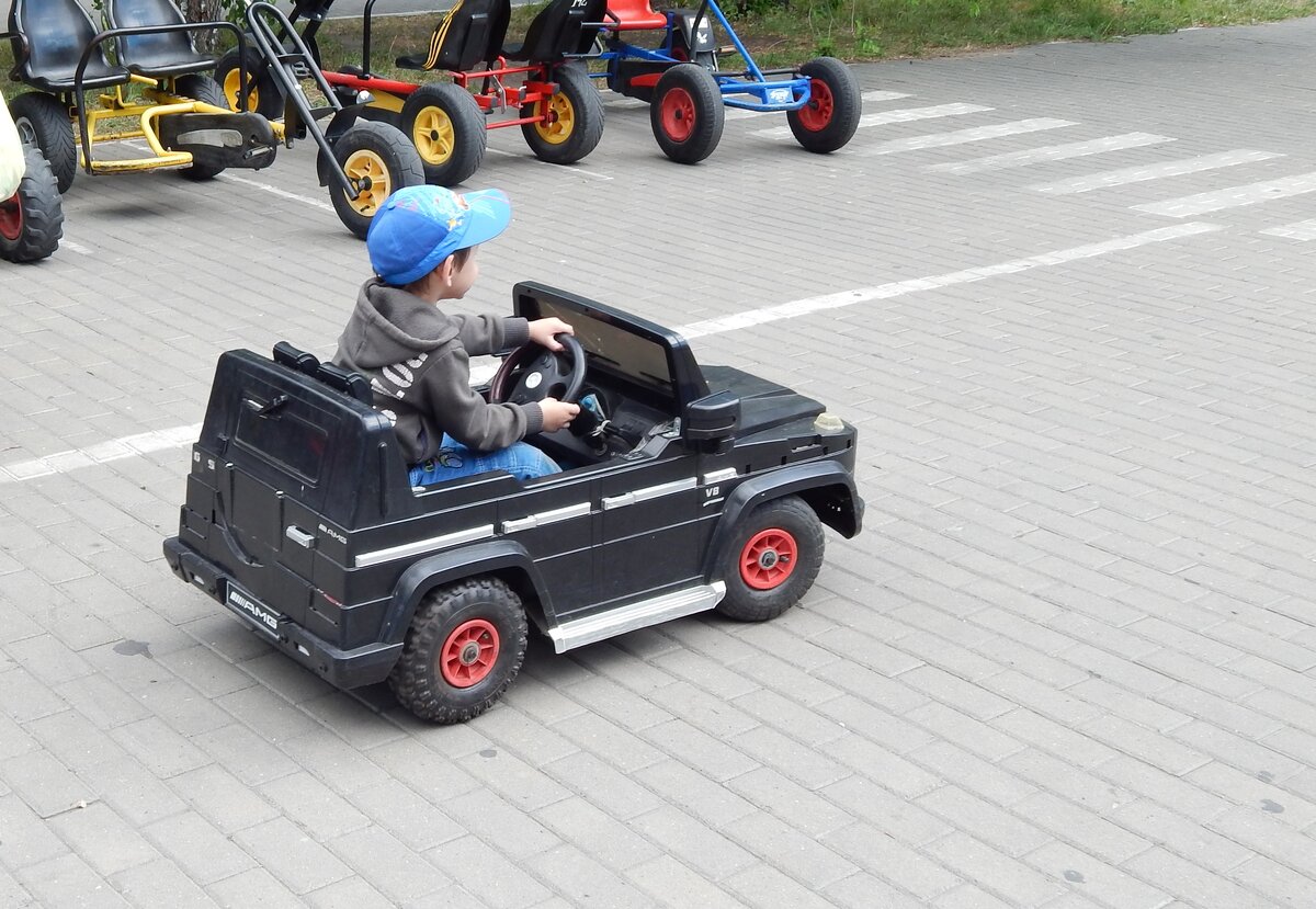 Сын пока еще не думает, что лучше. Он просто катается.