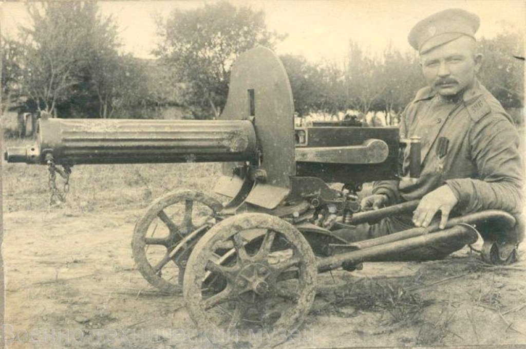 Русский солдат с пулеметом Максим образца 1910 года.