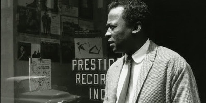 Miles Davis на фоне офиса Prestige