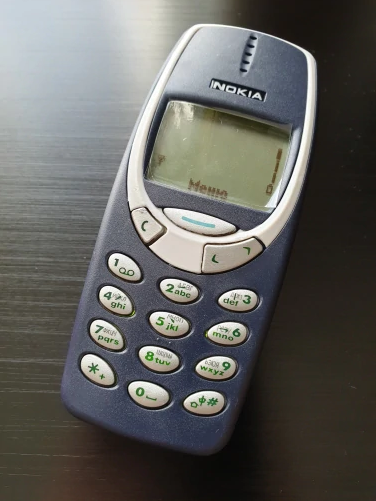 Мастодонт компании Nokia. Этот телефон спустя 20 лет вызывает улыбку и дает шанс по ностальгировать. А уж кто играл в змейку. Ali предлагает восстановленную модель 3310.