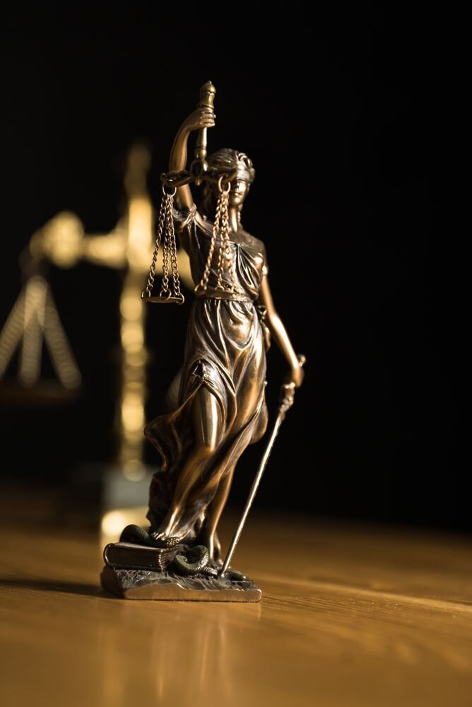 В своей работе очень часто наблюдаю, как некоторые судьи идут на поводу у своих эмоций. Этим страдают, как молодые кадры, так и со стажем.