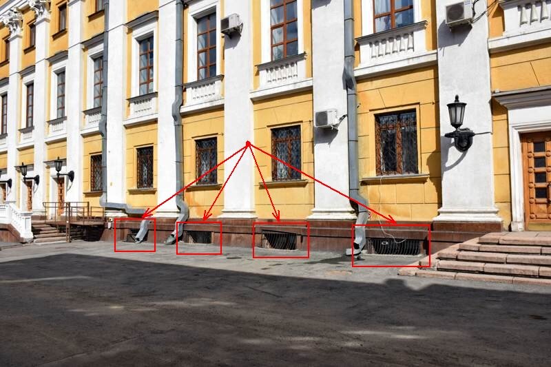 Здание советской постройки 1934 -1937 года - за менее чем 90 лет здание не могло уйти под землю так глубоко