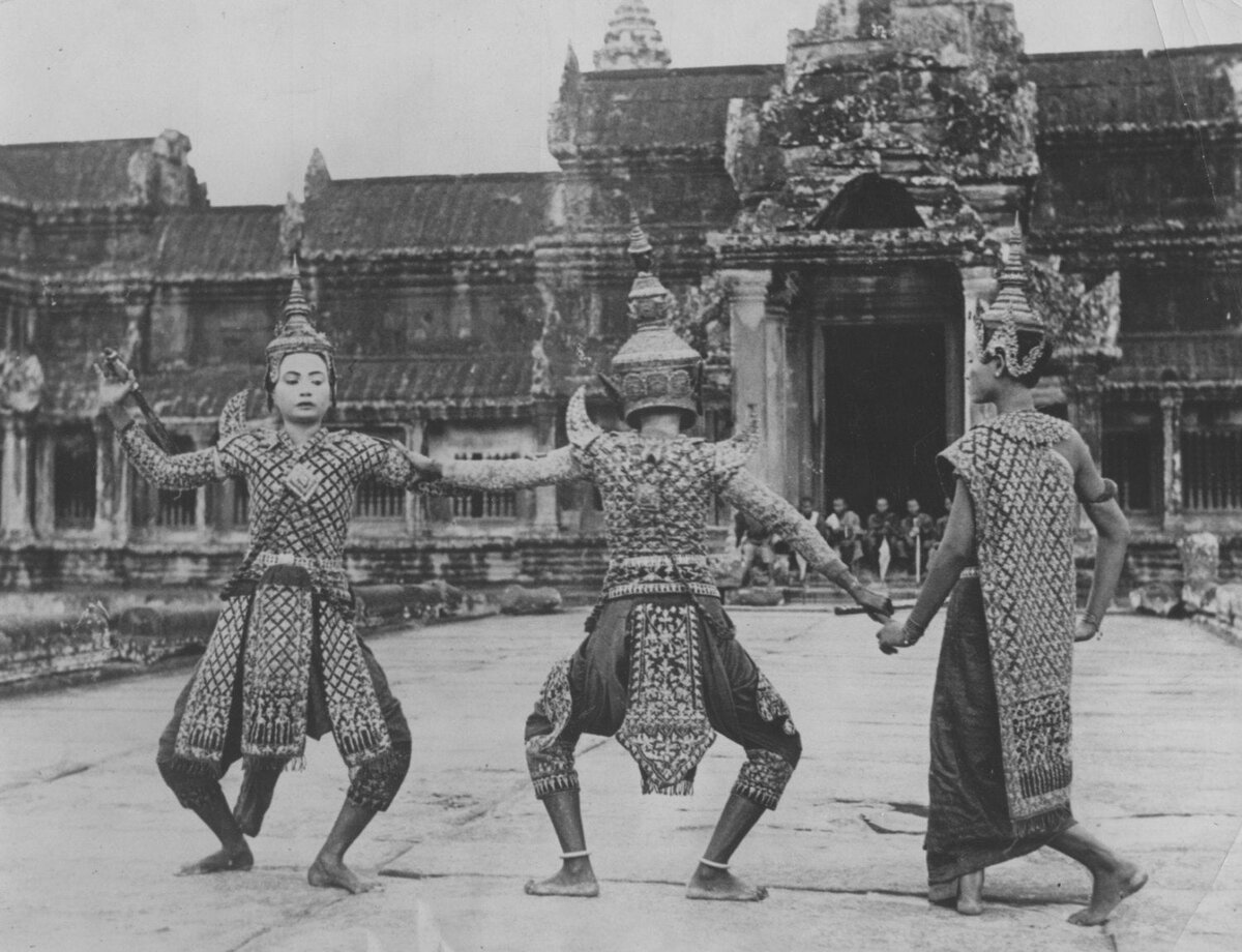 Камбоджийские танцоры королевского балета во дворе Ангкор-вата, 1932 год.