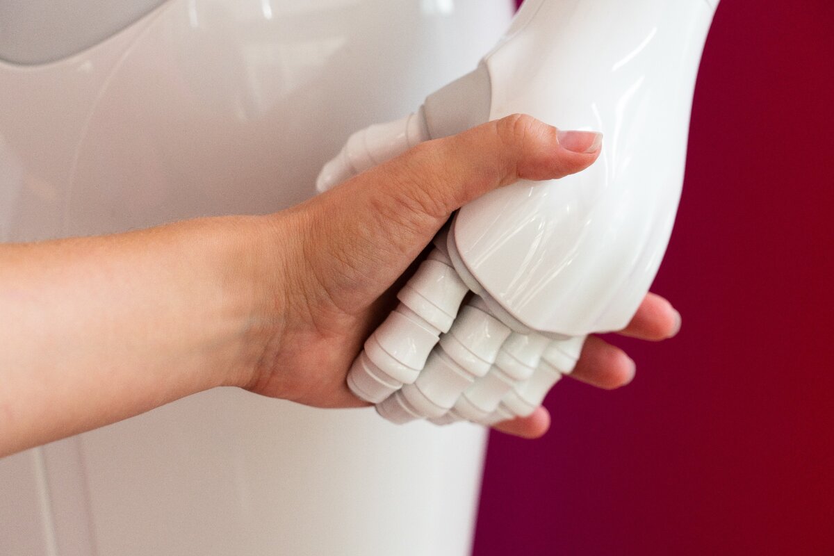 https://stock.adobe.com/ru/images/a-woman-shaking-hands-with-a-robot/220694901?as_channel%5B%5D=affiliate&as_channel%5B%5D=affiliate&as_campaign=pexels&as_source%5B%5D=arvato&as_source%5B%5D=arvato&tduid=36751c0b11da9e782099dcc2d7401cc9&as_campclass=redirect&asset_id=220694901