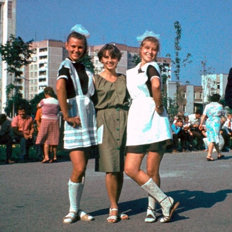 А это  с любимой учительницей, которая чуть старше нас.  (фото из инета)