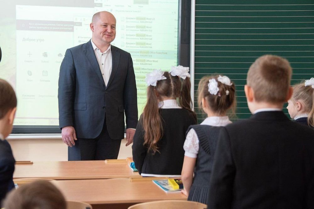  Михаил Развожаев в одной из севастопольских школ. Фото из телеграмм-канала "Шефная".