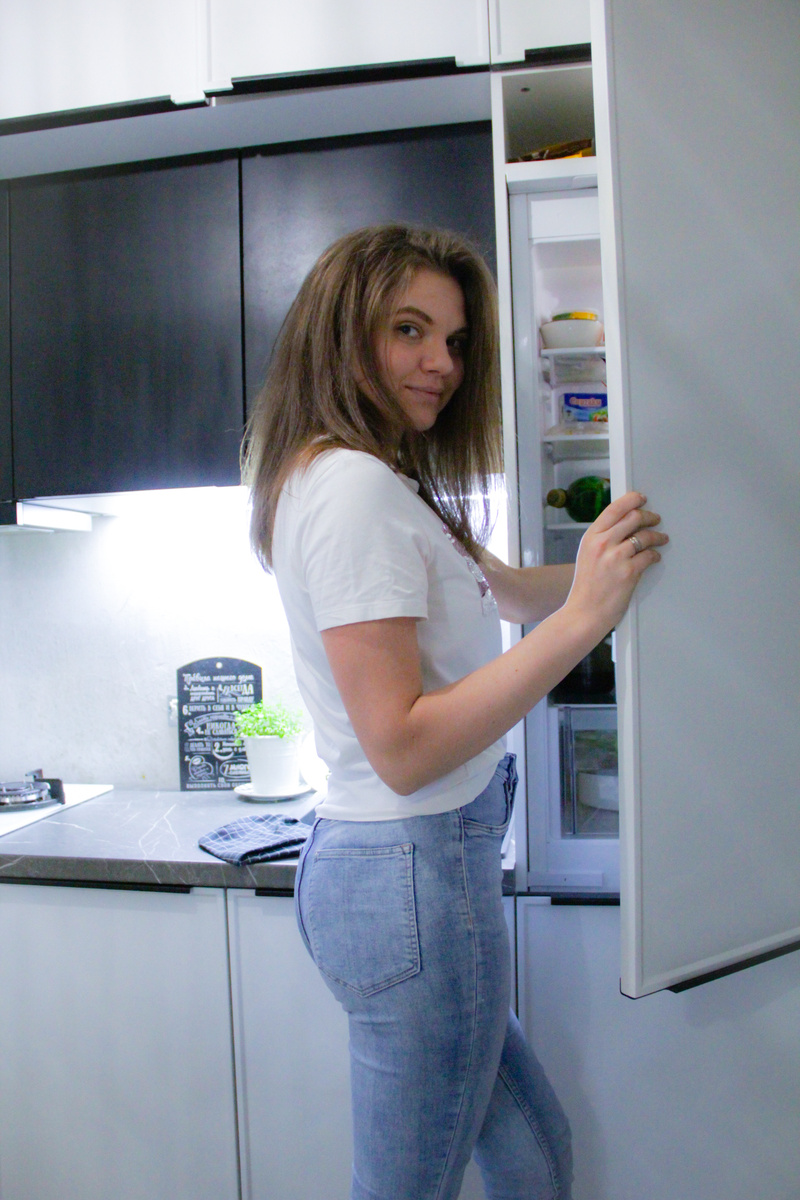 И давайте не забывать об уборке!  Знаете что  прячет за собой отдельно стоящий холодильник... лучше не знать   