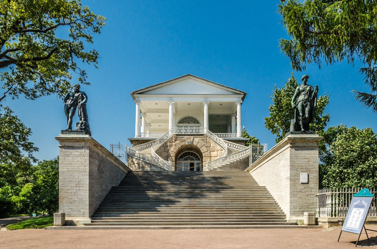 Геракл и Флора на лестнице Камероновой галереи в Царском Селе.