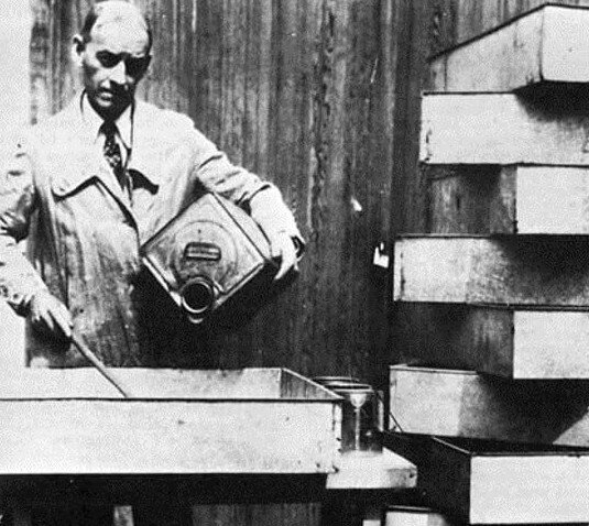 Чарльз Хэтфилд (1875-1958) американец, который сумел выстроить бизнес на продаже дождя. Эксперименты с созданием искусственных условий для возникновения дождя стали делом его жизни.-3