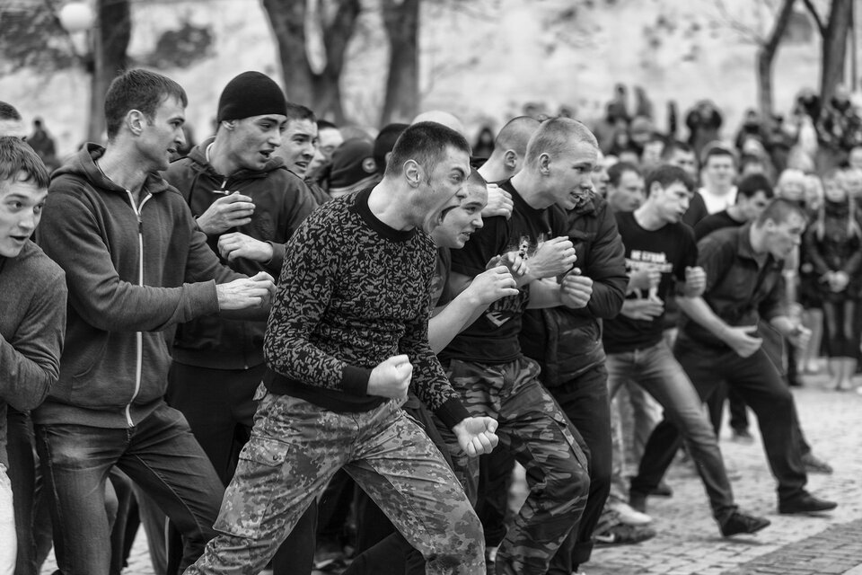 1 против 3 русский. Чеченец драка с омоном митинг. 1 против 3 русский. Чвк вагнера в пальмире. Полиция омон.