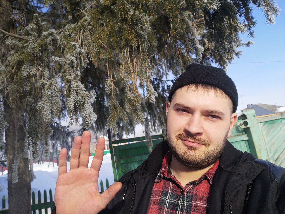 Деревня, в ограде у бабушке.