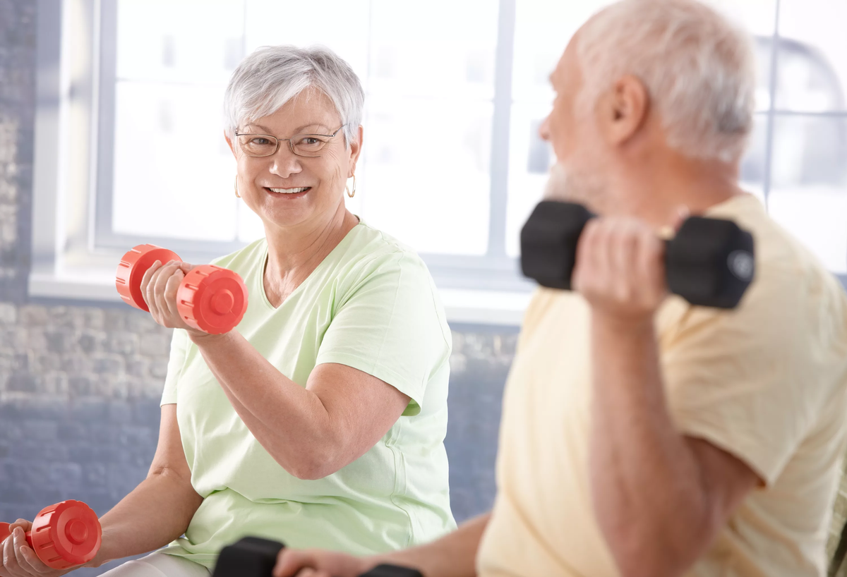 Пожилые люди занимаются спортом. Реабилитация пожилых. Спортивные люди в возрасте. Физкультура для пожилых.