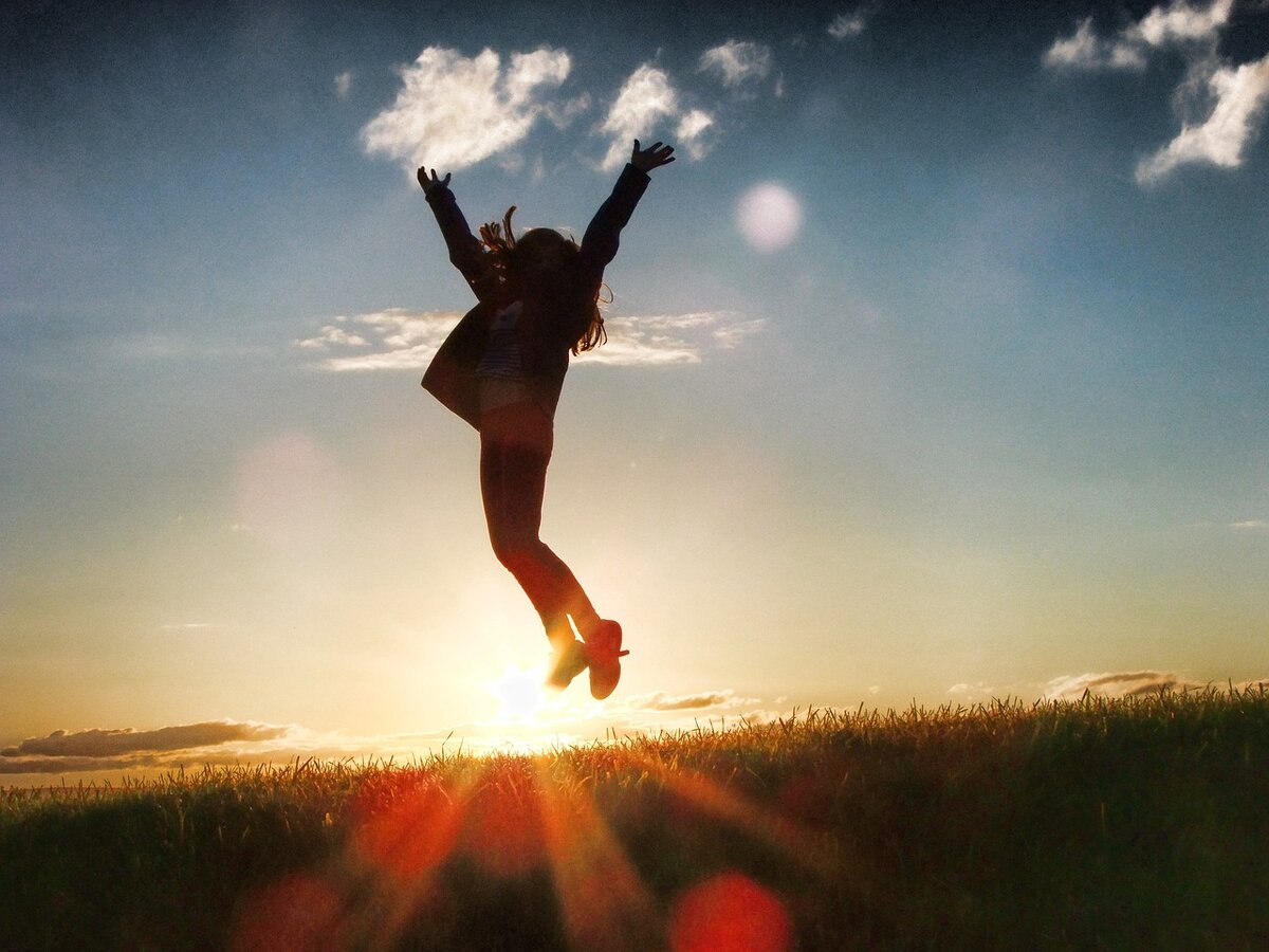 Каждый человек с самого. Девушка в прыжке. Прыжок счастья. Счастье солнце. Радость жизни.