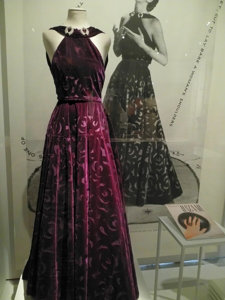 Из экспонатов выставки Harper's Bazaar, Premier Magazine De Mode