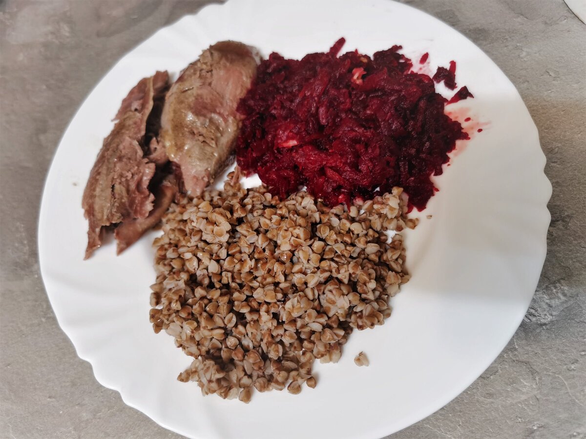 Ккал - 429, Б - 35 гр, Ж - 14 гр, У - 42 гр