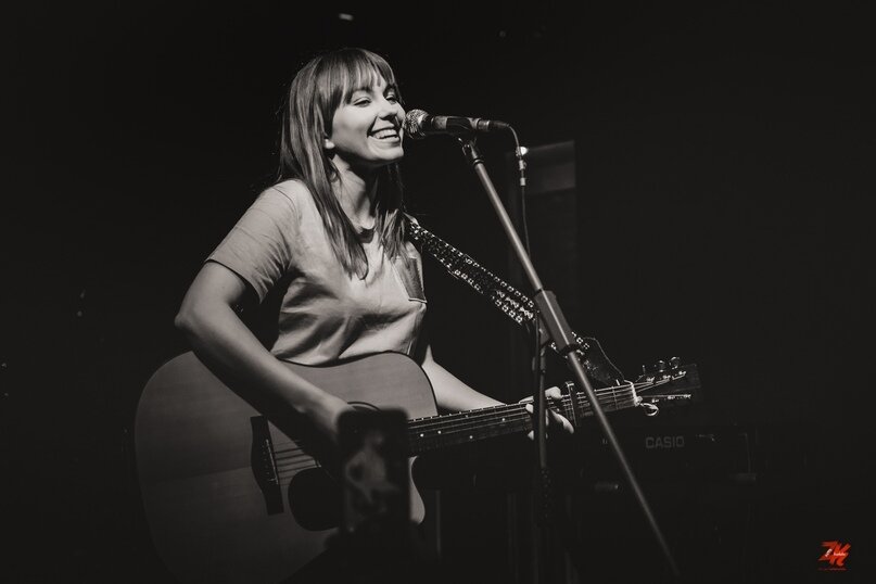 Актриса на пианино весняк. Роуз ренат песни. Майя кристалинская нежность. Мейнстрим песни. Нежное это исполнитель.