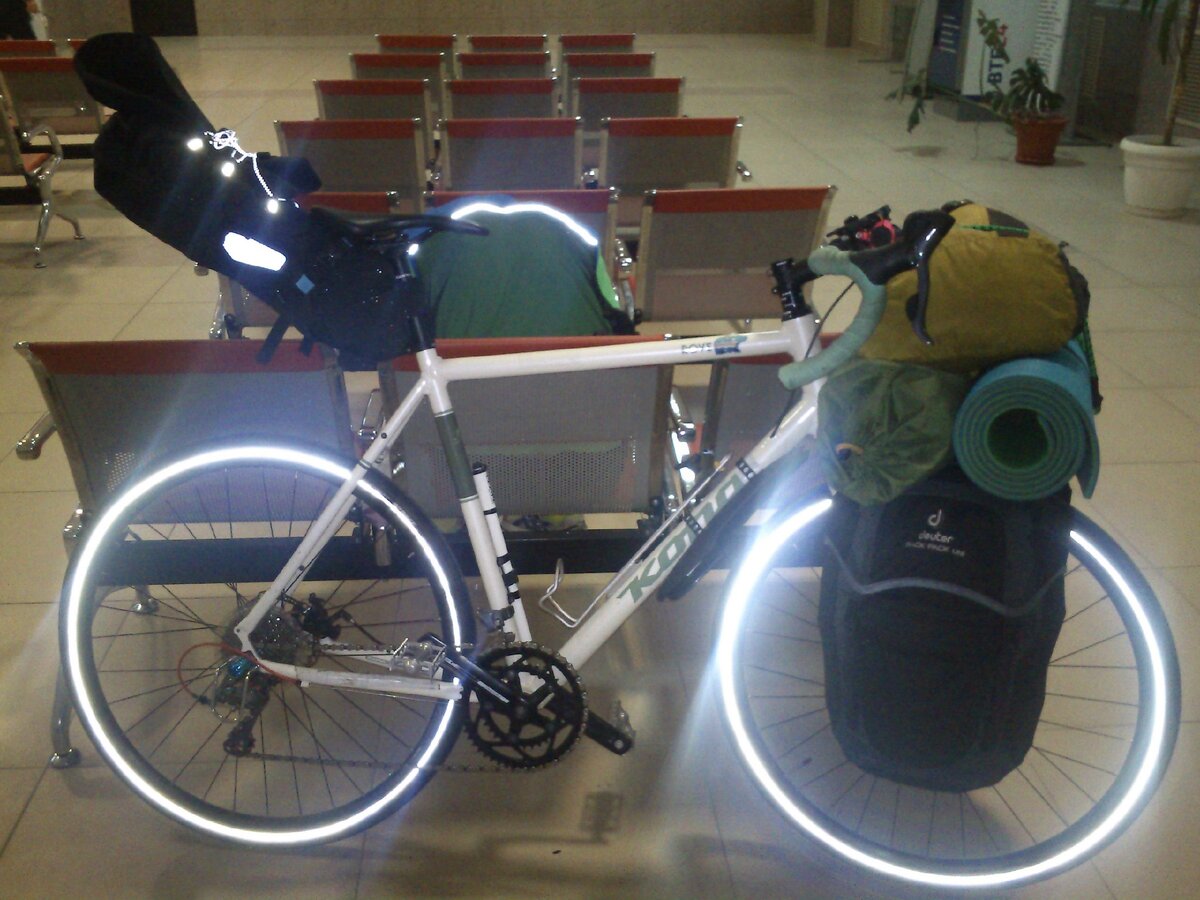 8 октября - 10 октября '17 
Сперва столкнулись с проблемой по поводу размещения велосипедов. Вся суть была в том, что обычно велосипеды перевозили в нерабочем тамбуре, в этот раз нам неразрешили, проводница, сказала, мол, размещайте на 3 ей полке, но для велосипеда Антона не было пространства,  пришлось класть его на спальное место и спать на одной полке ( в темноте да не в обиде, кх)