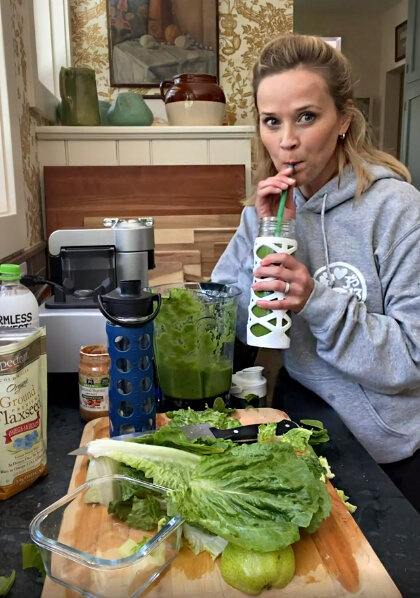 Источник фото: @reesewitherspoon / Instagram | Риз Уизерспун готовит смузи
