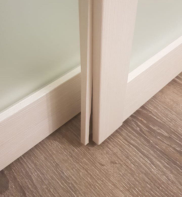 На фото показано во что превращаются нижние края створок где не установлены синхронизаторы