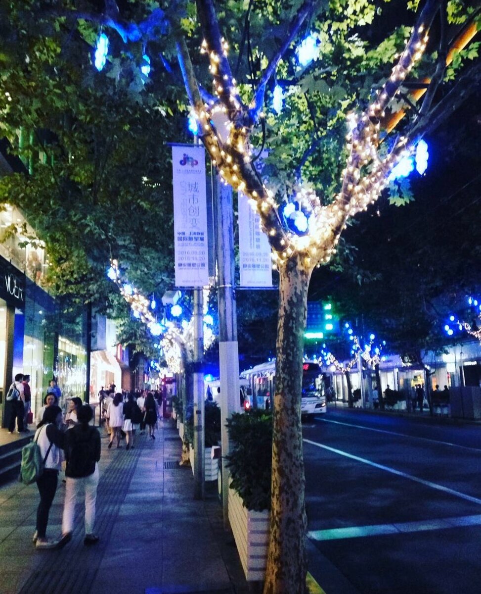 Ранний вечер, улицы пустеют