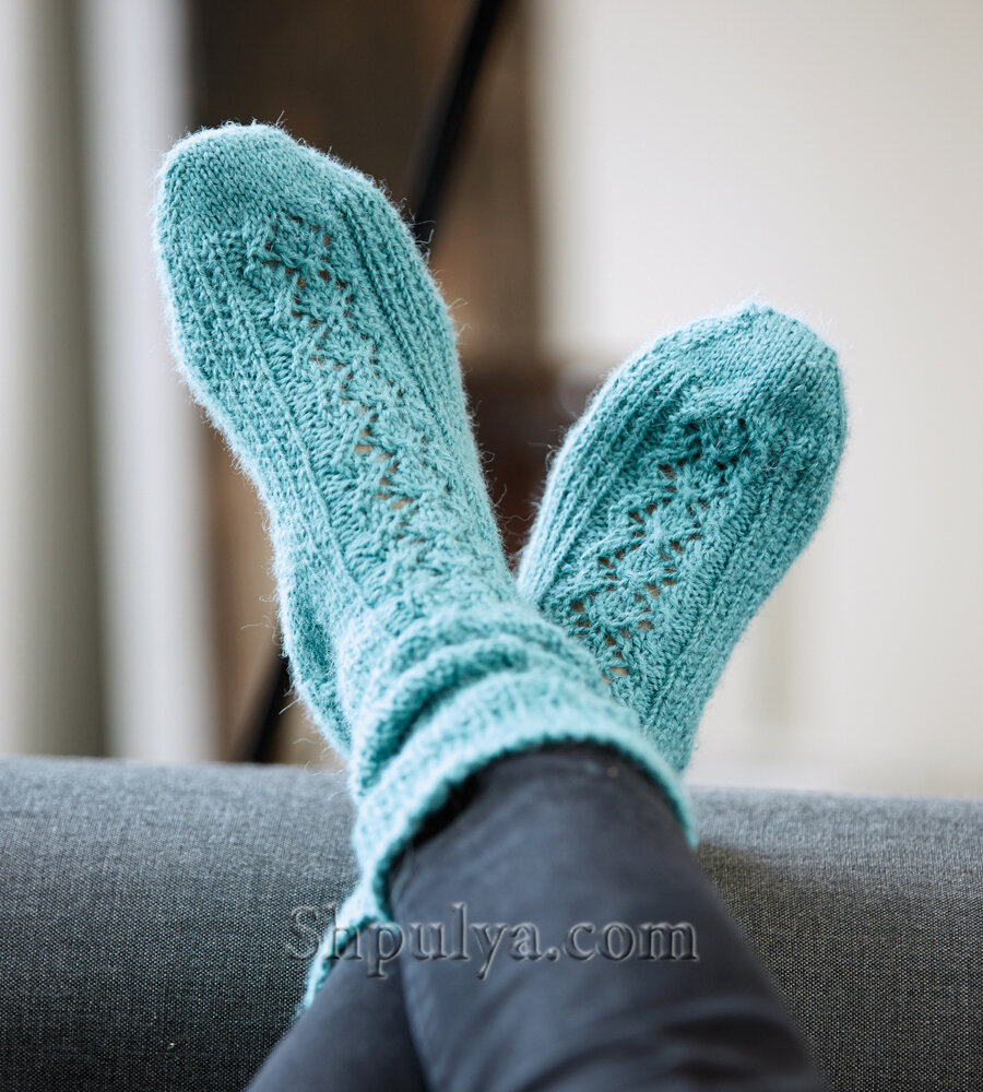 Голубые носки с полосой ажурного узора 