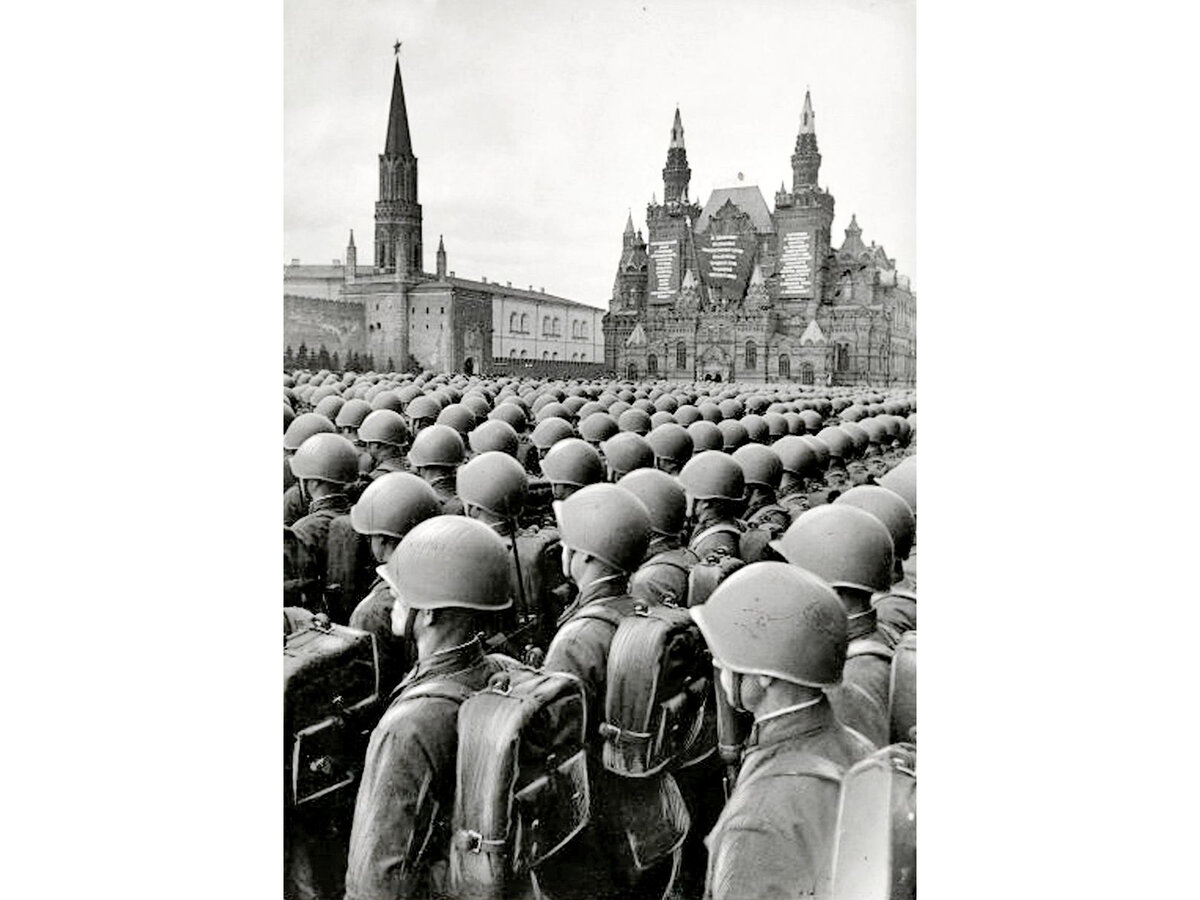 1940 год. СССР. Москва. Празднование 1 мая. Парад дивизий РККА на Красной площади. Фото в свободном доступе.
