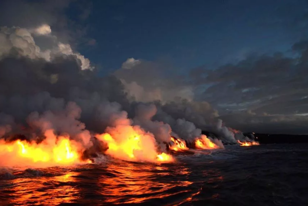 Вода горит. Горящее море. Огонь в океане. Пожар на воде. Огненное море.