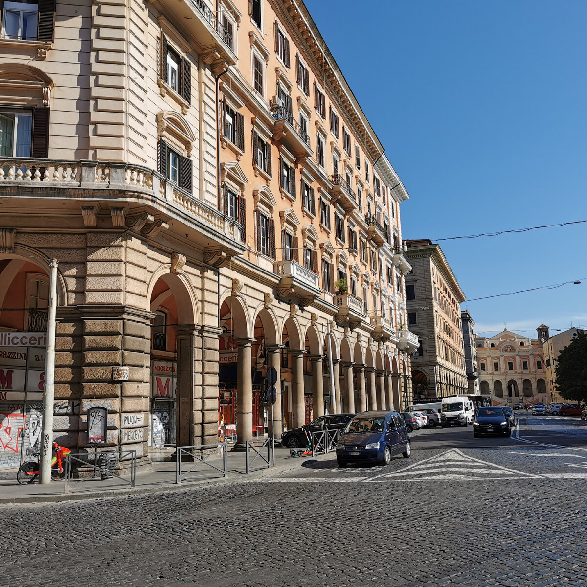 Листайте галерею, чтобы посмотреть портики на площади Виктора Эммануил