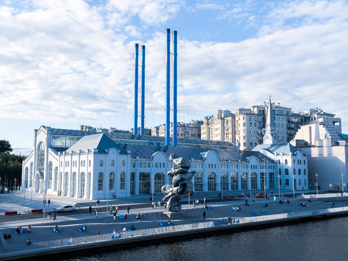 Скульптура "Большая Глина" №4 Урса Фишера перед зданием ГЭС-2