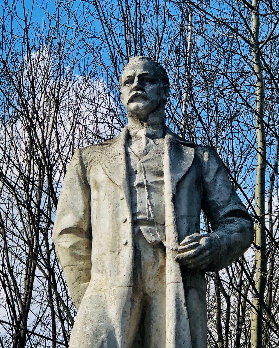 Памятник Второву на улице Корешкова.