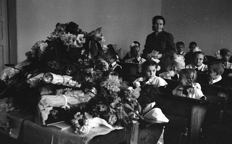 Учительница с учениками в школьном классе, 1 сентября 1958 год. Фото взято из открытых источников: russiainphoto.ru
