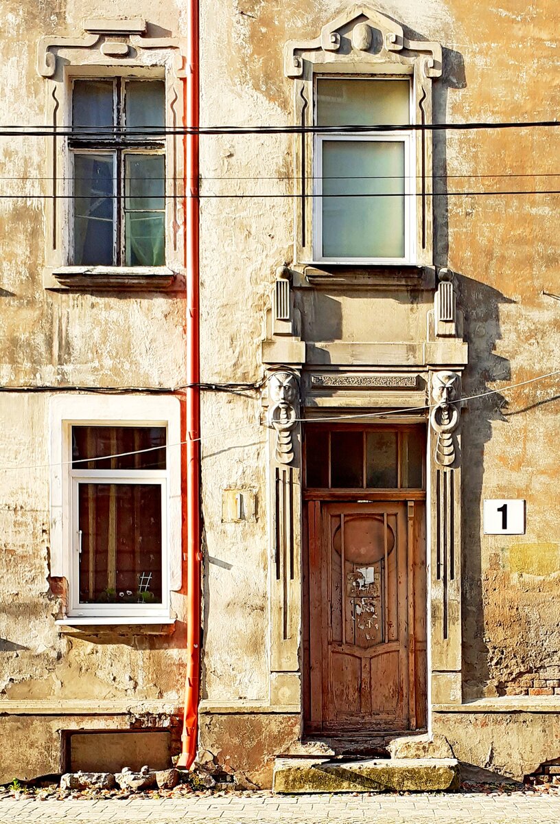 Вход в подъезд и аутентичная дверь дома №1 по ул. Горького в г. Советске Калининградской обл.