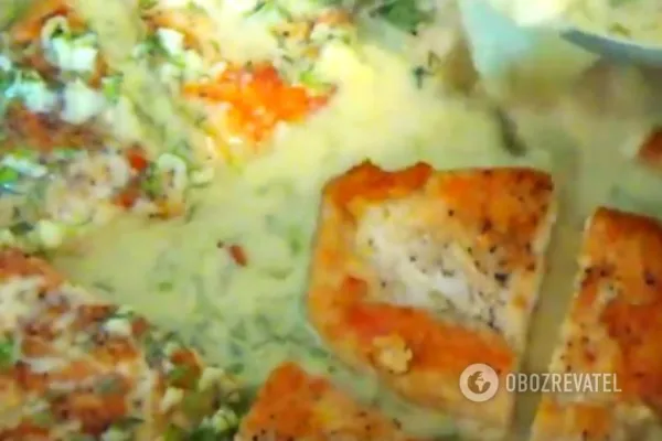 Золотистые кусочки куриного филе заливаем приготовленным соусом