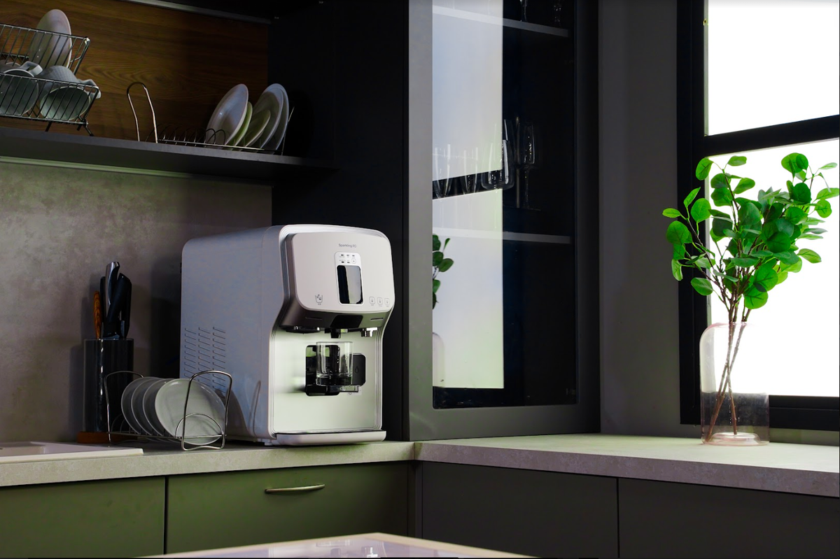 Модель SPARKLING RO c режимами подачи холодной, горячей и комнатной температуры воды, а также подача газированной воды и генерация льда. 5-ступенчатая система фильтрации на основе технологии обратного осмоса