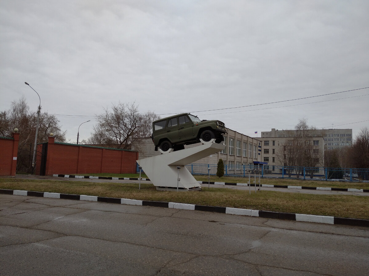 уаз у ворот еще стоит