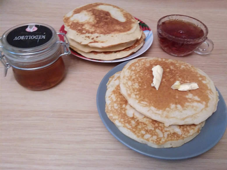 Толстые блины на кислом молоке