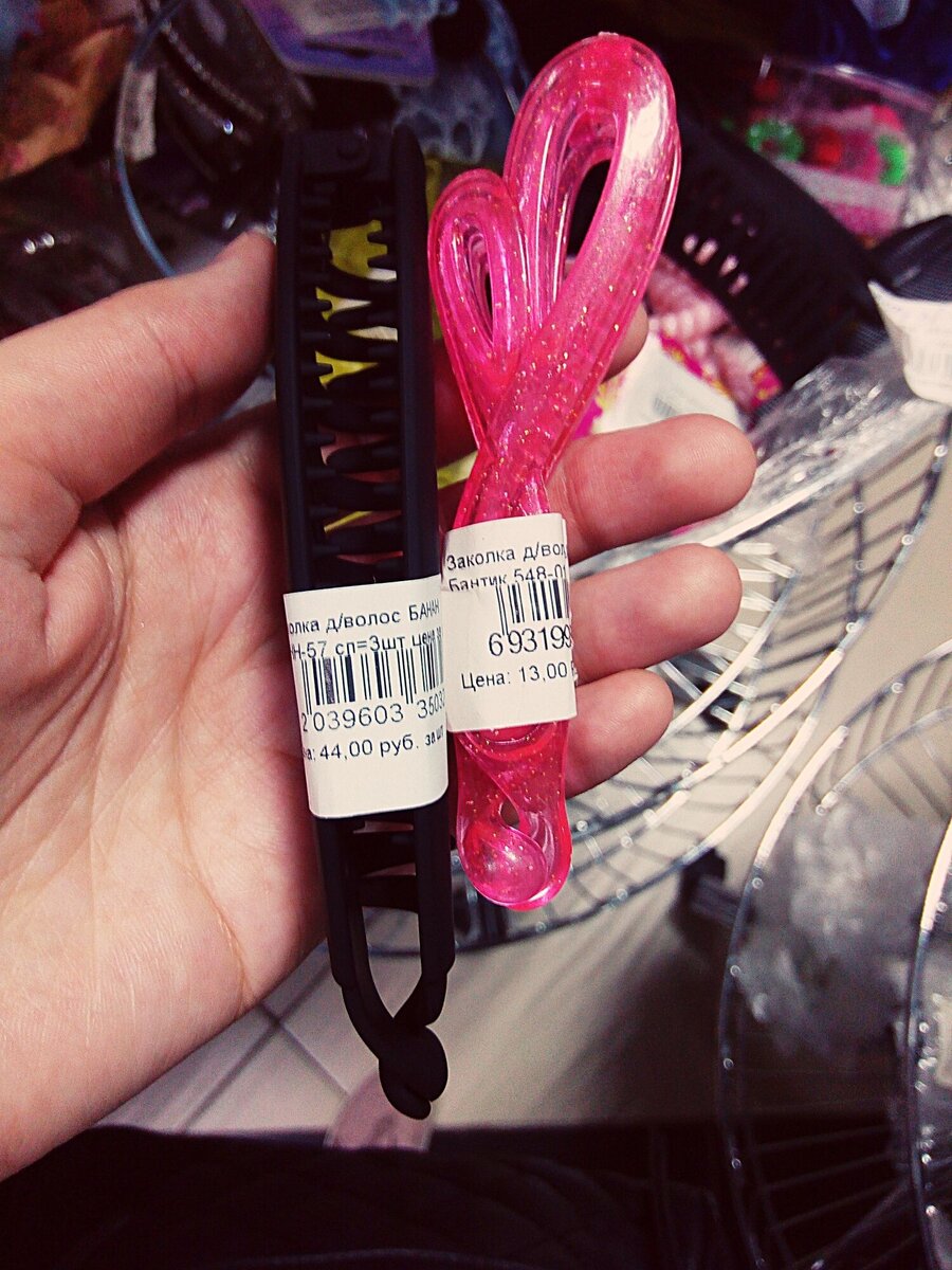 Заколка-банан 13 см (как та, что с Вайлдберриз) и другая заколка поменьше (неудачная). Такие цены на заколки в «Милом Доме»: 44 и 13 рублей. 