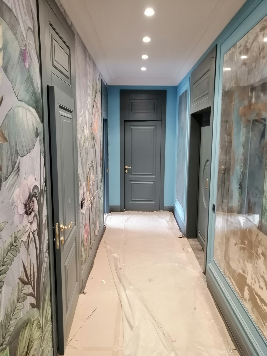 Коридор с обоями и состаренными зеркалами