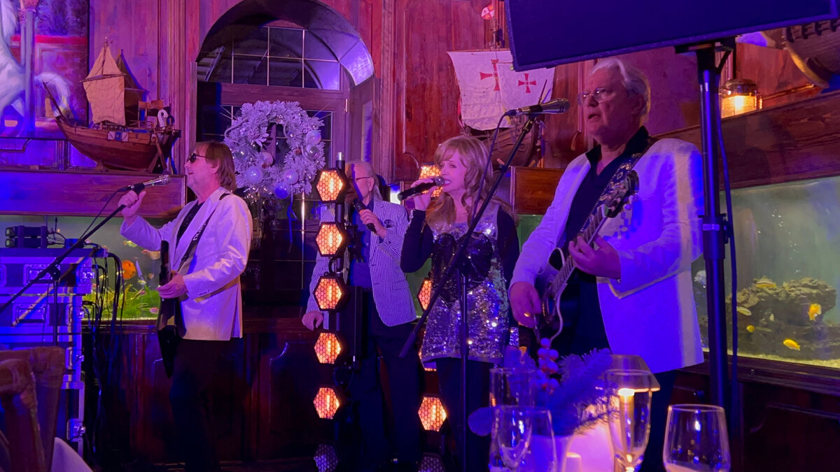 Москва, Большая Спасская ул., 15, стр. 4, концерт группы «Самоцветы» в ресторане «Сирена»)