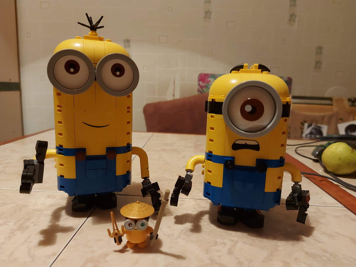 Раз уж речь зашла про подарки: подружки подарили мне вот таких миньонов на нг. Я их собирала часа по 2 каждого, и это намного более крутой подарок, чем конфеты. Я ведь фанат лего)))