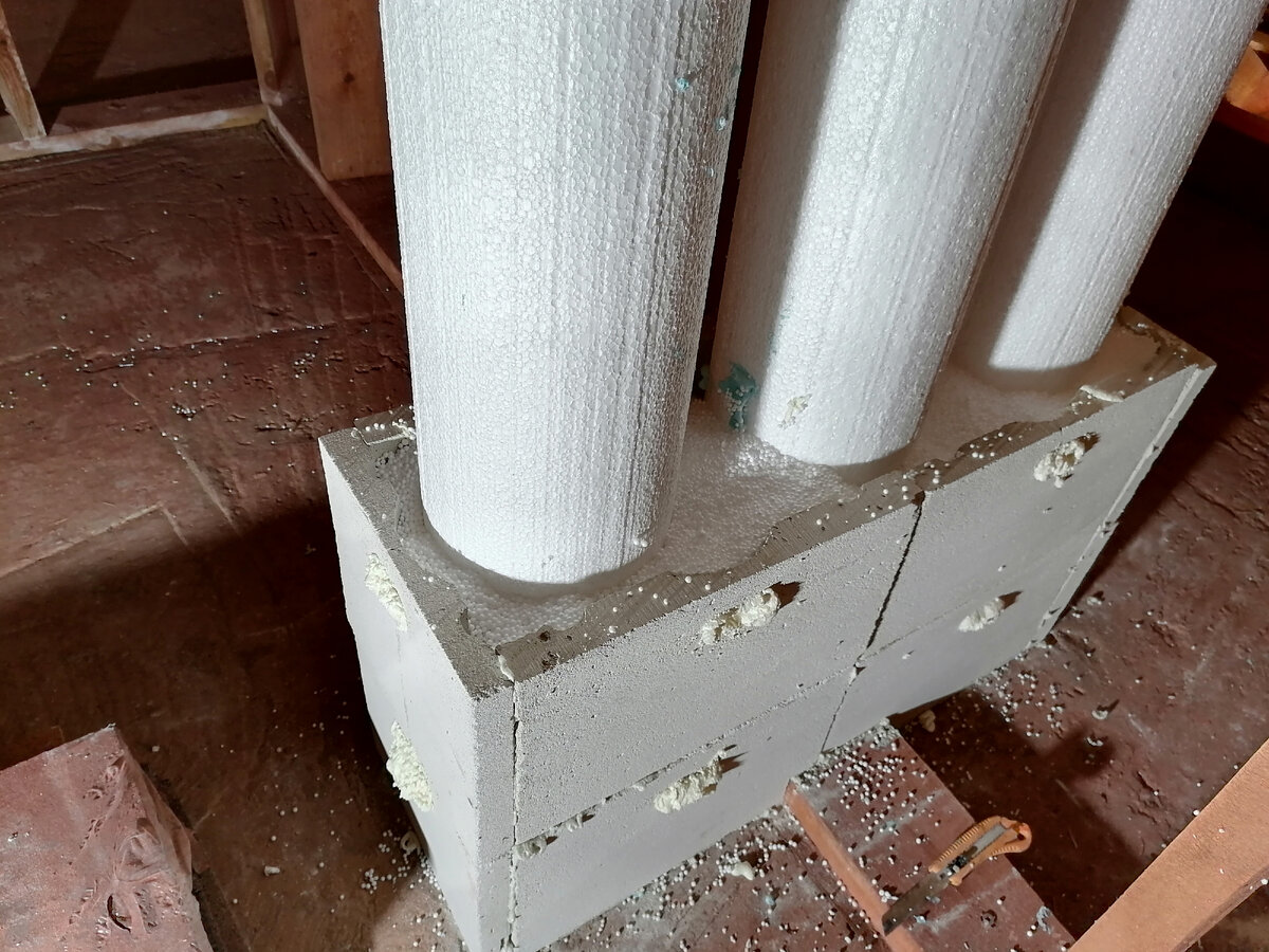 Процесс утепления вентканалов на чердаке