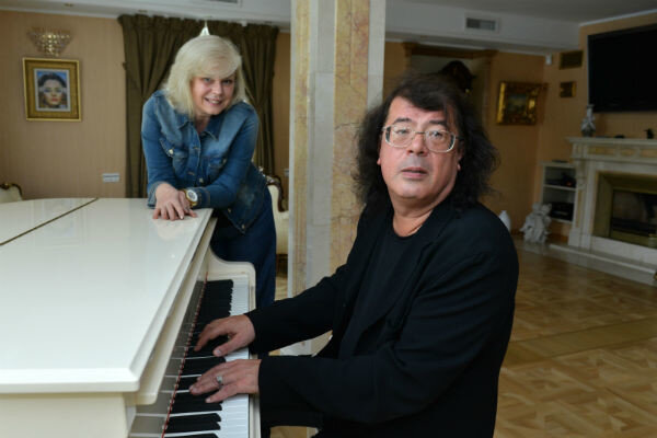 Игорь Корнелюк с женой у себя дома.Фото Яндекс.Картинки